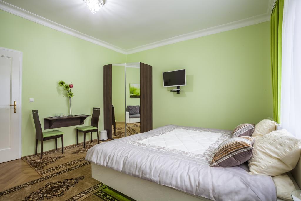 Luxury Air-Conditioned Rooms In Old Town Pozsony Kültér fotó