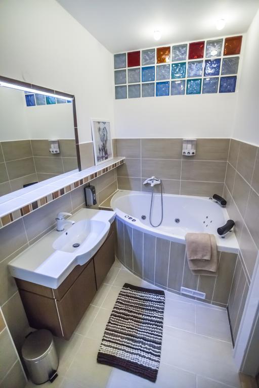 Luxury Air-Conditioned Rooms In Old Town Pozsony Kültér fotó